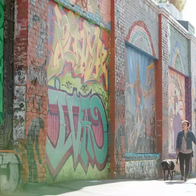 Una pareja caminando por Balmy Alley en Mission.